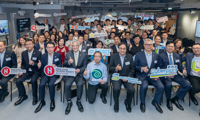 「房地產科技概念驗證計劃」的第一期及第二期初創企業與房協及數碼港的管理層在典禮上拍照留念。